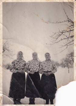 Tri divojke u zimi oko 1940 Tri divojke u zimi oko 1940