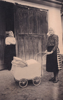 Žene s dičjimi kolci 1940. 