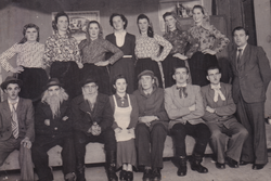 Kazališna grupa na pozornici oko 1950.