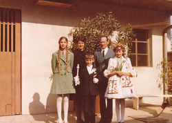 Familija Zsivkovics u dvori u 1960-i ljeti