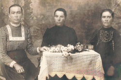 Tri sestre na stolu oko 1900.