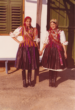 Dvi sestrice u nošnji oko 1970. 