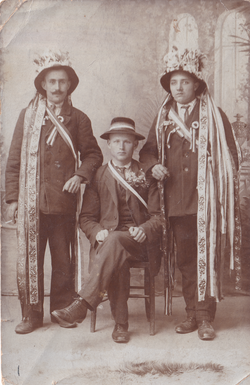 Tri muži kod štelunga u 1910-i ljeti