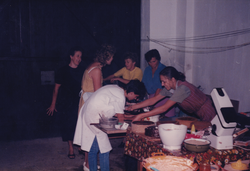 Žene peču za svadbu 1985. 
