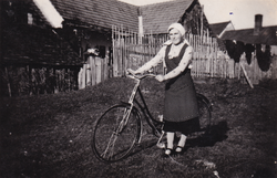 Žena s biciklom 1937. 