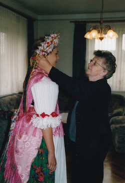 Posnašnica Theresa Grandits kod oblačenja 2004.		