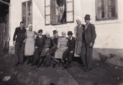 Mladina na klupčici oko 1940. Mladina na klupčici oko 1940.