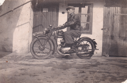 Prvi motorni bicikl oko 1940.
